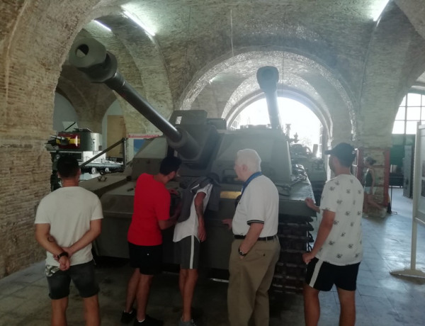 Los menores atendidos en el centro ‘La Zarza’ de Abanilla (Murcia) llevan a cabo una visita guiada al Museo Histórico Militar de Cartagena. Fundación Diagrama 2019.