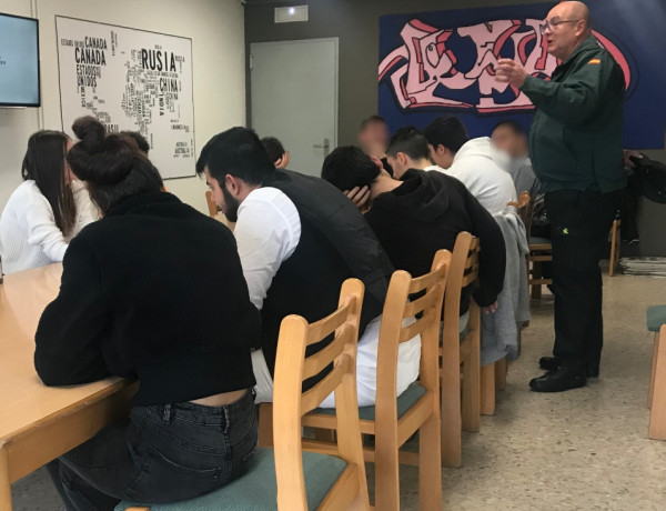 Los menores atendidos en el centro ‘Montealegre’ de Ourense participan en un coloquio realizado por un profesional del Seprona. Fundación Diagrama. Galicia 2020. 