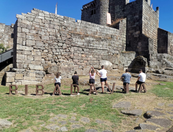 Los menores atendidos en el centro ‘Montealegre’ de Ourense descubren el patrimonio histórico y cultural de la villa de Ribadavia. Fundación Diagrama. Galicia 2020.