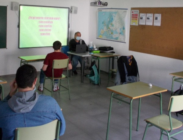 Los menores atendidos en el centro ‘Montefiz’ de Ourense asisten a una charla sobre la diversidad natural de la provincia