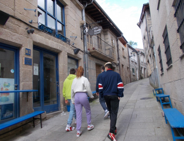 Menores atendidos en el centro ‘Montefiz’ de Ourense descubren el patrimonio cultural e histórico de la villa de Allariz