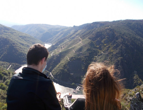 Los menores atendidos en el centro ‘Montefiz’ de Ourense disfrutan de una jornada lúdica y cultural en el municipio de Castro Caldelas