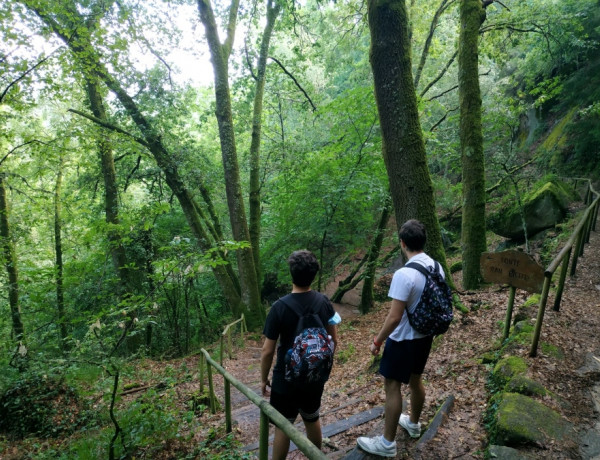 Los menores atendidos en el centro ‘Montefiz’ de Ourense realizan una salida lúdica y cultural a la localidad de Esgos. Fundación Diagrama. Galicia 2020. 