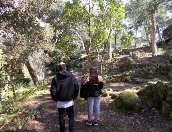 Los menores atendidos en el centro ‘Montefiz’ de Ourense visitan el conjunto arqueológico natural de Santomé