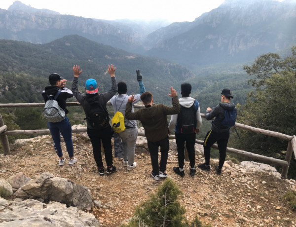 Los menores atendidos en el centro ‘Montsià’ de Amposta (Tarragona) realizan una ruta de senderismo por el Parc Natural dels Ports. Fundación Diagrama. Cataluña 2020. 