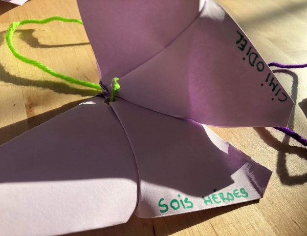 Los menores atendidos en el centro ‘Odiel’ de Huelva participan en la elaboración y  envío de 750 mariposas de papel con mensajes de ánimo. Fundación Diagrama. 2020