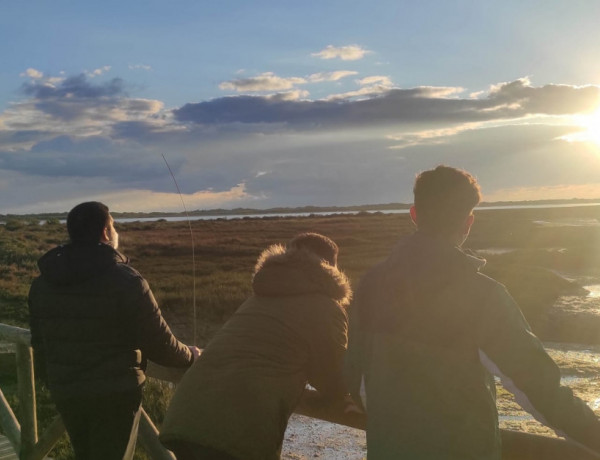 Los menores atendidos en el centro ‘Odiel’ de Huelva llevan a cabo una ruta senderista por la Reserva Natural Laguna de El Portil