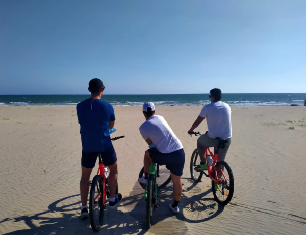 Los menores atendidos en el centro ‘Odiel’ de Huelva recorren la localidad de Punta Umbría en bicicleta