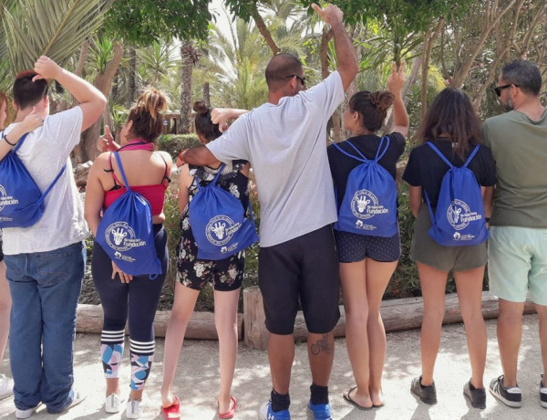 Los menores atendidos en el centro ‘Oriola’ de Orihuela (Alicante) realizan una actividad de terapia asistida con leones marinos