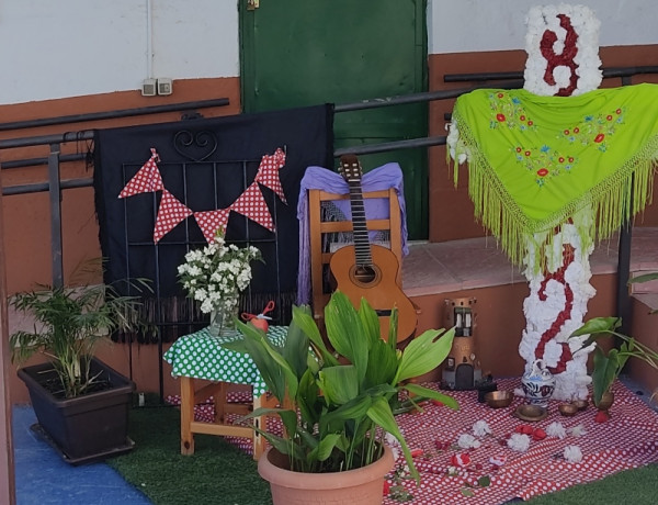 Los menores atendidos en el centro ‘San Miguel’ de Granada realizan numerosas actividades simbólicas por las Fiestas de las Cruces