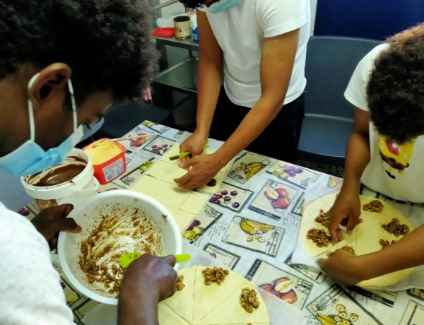 Los menores atendidos en el centro ‘San Miguel’ de Granada realizan un taller de repostería árabe. Fundación Diagrama. Andalucía 2020. 