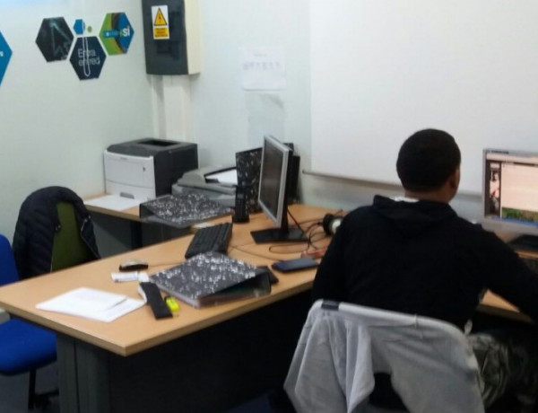 Los menores atendidos en el Centro Socioeducativo Juvenil de Cantabria realizan un taller sobre seguridad informática. Fundación Diagrama. Cantabria 2017