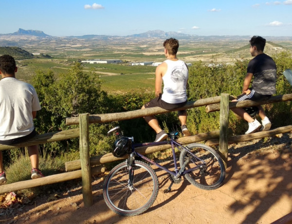 Los menores atendidos en el centro ‘Virgen de Valvanera’ de Logroño participan en una salida en bicicleta al Mirador del Viñedo. Fundación Diagrama. La Rioja 2020. 
