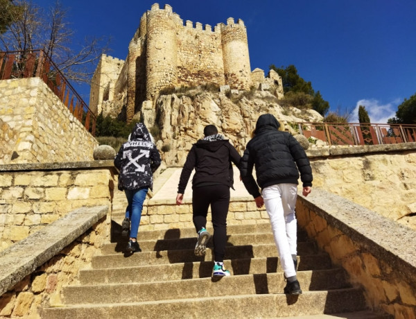 Los menores atendidos en el Hogar Residencial ‘Alácera’ de Caudete llevan a cabo una visita al castillo de Almansa (Albacete)