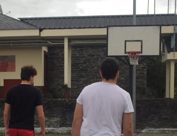 Los menores atendidos en ‘Monteledo’ (Ourense) participan en un torneo deportivo organizado por los profesionales del centro. Fundación Diagrama. Galicia 2020. 