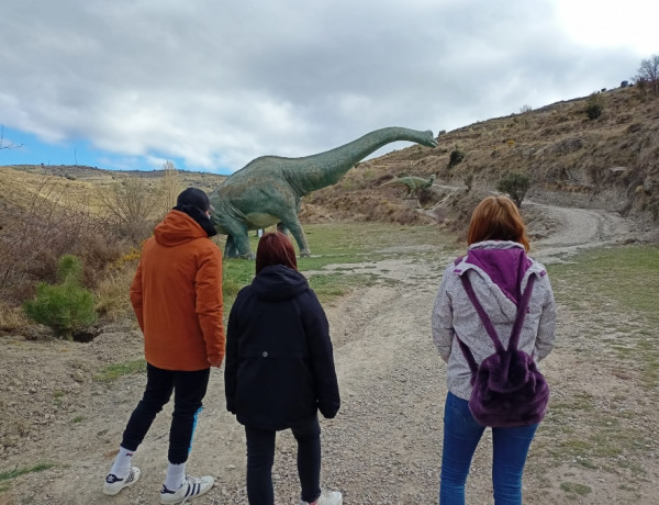 Los menores atendidos en los pisos ‘Leza’, ‘Jubera’, ‘Cidacos’ y ‘Alhama’ de Logroño visitan varios yacimientos de huellas de dinosaurio en La Rioja