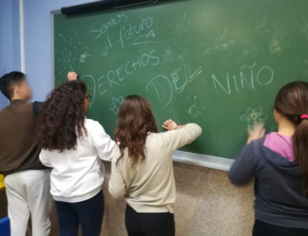 Los jóvenes atendidos en el centro de acogida ‘Sant Sebastià’ de Vinaròs (Castellón) participan en un taller sobre los Derechos del Niño. Fundación Diagrama. Comunidad Valenciana 2018. 