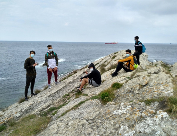 Los menores atendidos en la Unidad Residencial ‘El Acebo’ realizan una ruta senderista por el litoral de Santander. Fundación Diagrama. Cantabria 2020. 