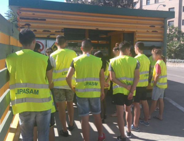 Los menores del centro ‘Los Alcores’ y el Centro Terapéutico en Drogodependencias de Carmona (Sevilla) visitan la empresa de limpieza pública LIPASAM