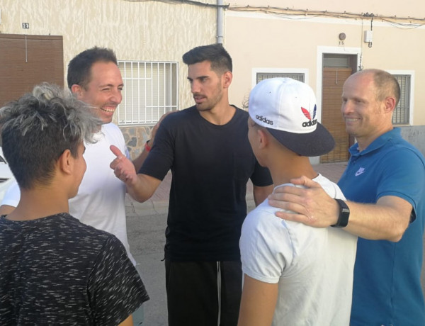 Los menores atendidos en el centro ‘Alácera’ de Caudete (Albacete) reciben la visita de Chema Rodríguez, jugador del Levante UD