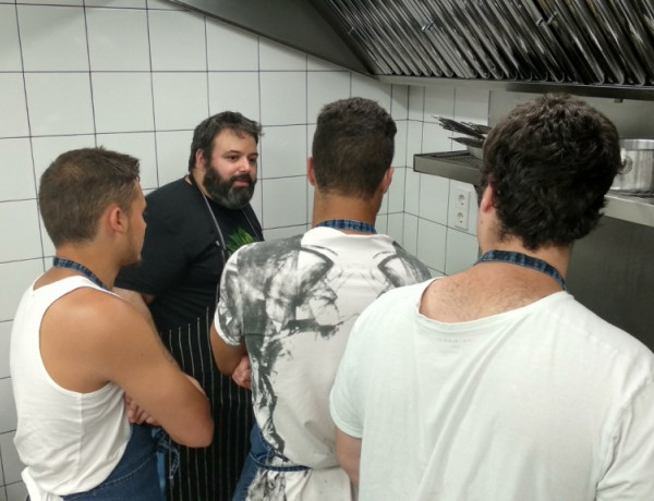 Los menores del centro educativo ‘Virgen de Valvanera’ de Logroño participan en una visita al restaurante del chef riojano Juan Carlos Ferrando. Fundación Diagrama. La Rioja 2019. 