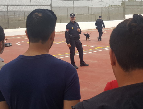 Los jóvenes atendidos en el centro ‘El Limonar’ de Alcalá de Guadaíra reciben la visita de distintas unidades especiales de la Policía Nacional. Fundación Diagrama. Andalucía 2018. 