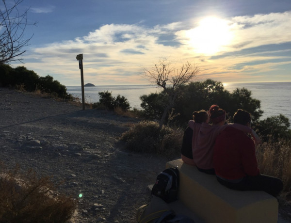 Menores del centro de acogida ‘Lucentum’ de Alicante realizan una ruta de senderismo por la Colada de la Costa de Villajoyosa. Fundación Diagrama. Comunidad Valenciana 2018. 