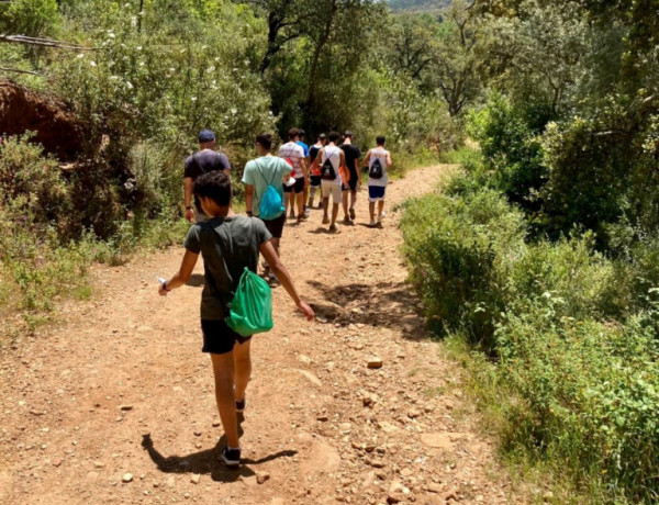 Los menores del centro ‘El Limonar’ de Alcalá de Guadaíra (Sevilla) recorren el sendero del Bosque de las Letras de Huelva