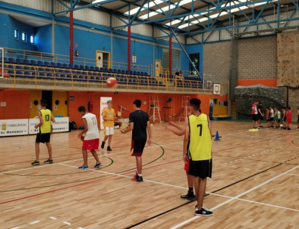 Los jóvenes de las unidades residenciales ‘El Acebo’ y ‘El Tejo’ de Santander asisten al campus de baloncesto organizado por el CBT Torrelavega. Fundación Diagrama. Cantabria 2018.