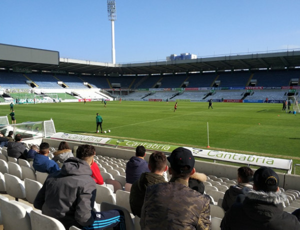 Los jóvenes atendidos en la unidad residencial ‘El Acebo’ de Santander asisten a un entrenamiento del Real Racing Club de Santander. Fundación Diagrama. Cantabria 2018.