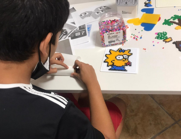 Los menores del hogar de convivencia ‘Las Palmeras’ de Murcia llevan a cabo un taller de manualidades y decoración. Fundación Diagrama 2020.