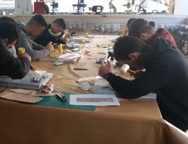 Los menores atendidos en el centro ‘La Jara’ de Alcalá de Guadaíra (Sevilla) participan en un taller artístico de cuero y pirograbado. Fundación Diagrama. Andalucía 2019. 