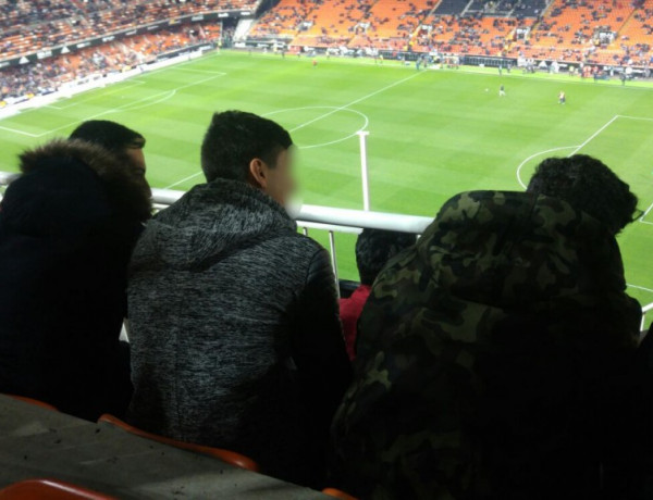 Jóvenes atendidos en el centro ‘Mariano Ribera’ de Burjassot asisten a un partido de fútbol entre el Valencia C.F. y el Deportivo Alavés. Fundación Diagrama 2018. 
