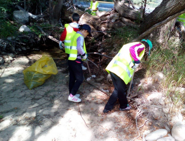 Menores atendidos en los pisos de acogimiento residencial de Logroño participan en una campaña de voluntariado medioambiental