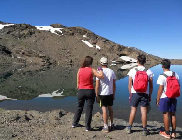 Los menores atendidos en el centro ‘San Miguel’ de Granada realizan varias rutas de senderismo en el Parque de Sierra Nevada. Fundación Diagrama. Andalucía 2018.