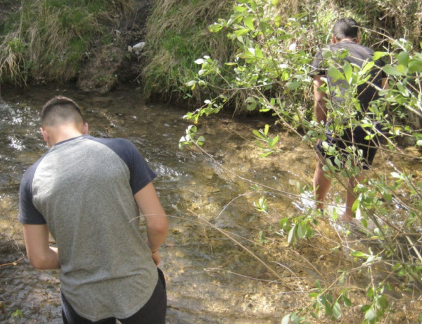 Los menores del centro ‘San Miguel’ de Granada realizan una actividad de voluntariado medioambiental con el programa ‘Andarríos’