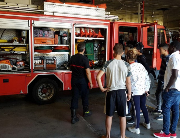 Los jóvenes del centro de acogida ‘Suñu Keur’ visitan el Parque de Bomberos de Molina de Segura