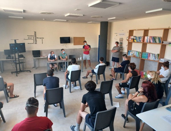 Miembros del equipo de fútbol sala SIMA Granada visitan a las personas jóvenes atendidas en el centro ‘Genil’