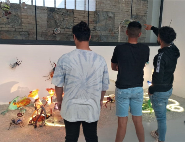 Tres de los jóvenes de Las Moreras observan algunas piezas