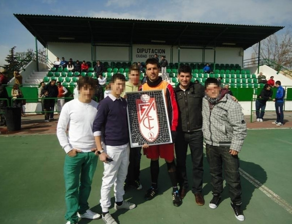 Jóvenes del Centro ‘San Miguel’ asisten a un entrenamiento del Granada Club de Fútbol y entregan a los jugadores un mosaico del club realizado por ellos mismos
