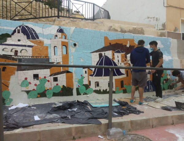 El municipio de Monóvar cuenta con un mosaico de trencadís realizado por los jóvenes de la residencia ‘La Villa’ de Villena (Alicante)