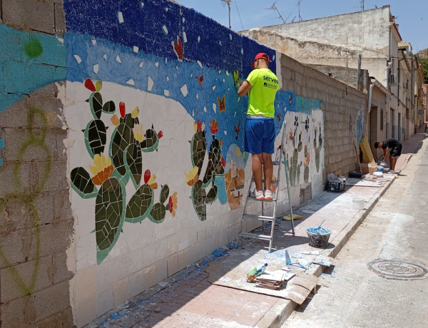 Jóvenes de la residencia ‘La Villa’ elaboran un mural de trencadís para el Museu Urbà d’Art al Carrer de Monóvar
