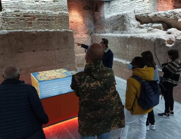 La Muralla de Santa Eulalia recibe la visita de las personas atendidas en el centro de día ‘Heliotropos’ de Puebla de Soto (Murcia)
