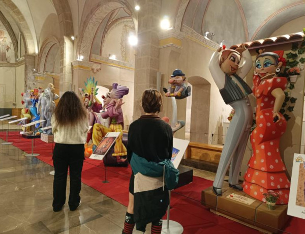 Chicas y chicas de la residencia "Baix Maestrat" visitan la exposición de ninot celebrada en Benicarló