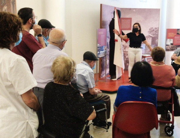 El museo y balneario de Archena recibe la visita de las personas mayores atendidas en la residencia ‘Nuevo Azahar’ de la localidad