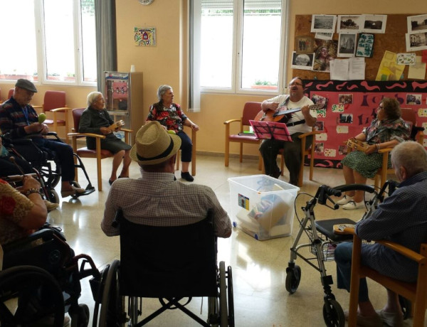 Programa de musicoterapia por Domingo Pérez en 'Nuevo Azahar'.Fundación Diagrama