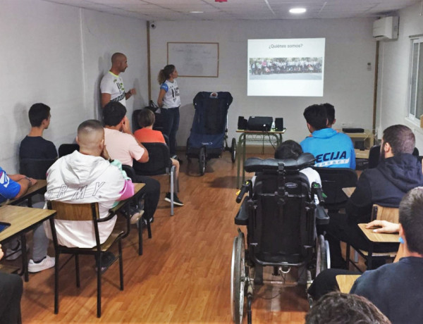 Dos miembros de la asociación Carros de Fuego, durante un momento de la charla a la que asistieron los menores de Los Alcores
