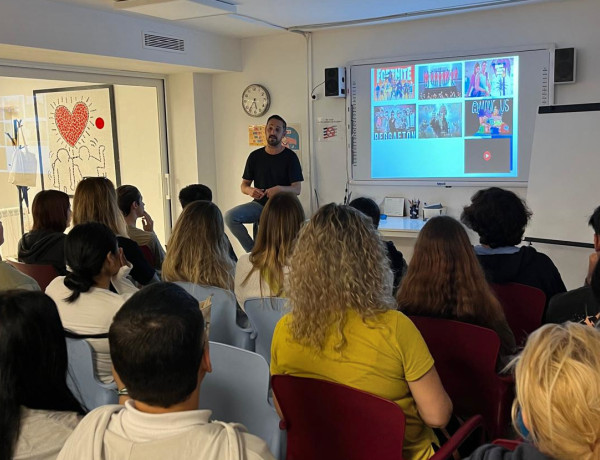 Silvestre del Río imparte el taller al grupo de jóvenes