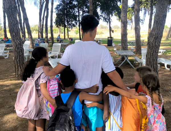 El joven voluntario, con niños y niñas de la escuela de verano