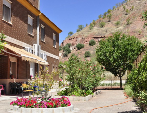 Las personas atendidas en la residencia ‘Nuestra Señora de Cortes’ de Alcaraz (Albacete) realizan actividades lúdicas y culturales junto a sus familiares. Fundación Diagrama. Castilla-La Mancha 2018. 